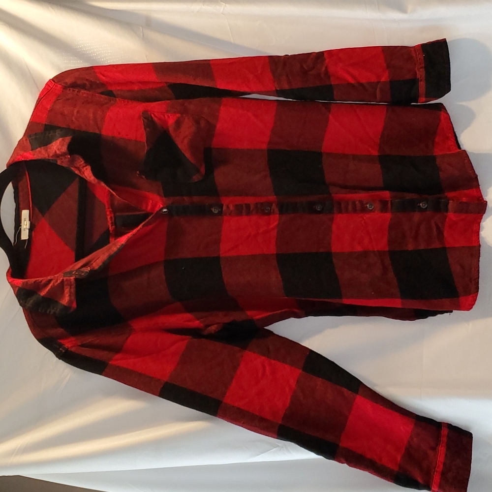 Red/black buffalo plaid button up tunic with cute back button up detail, L